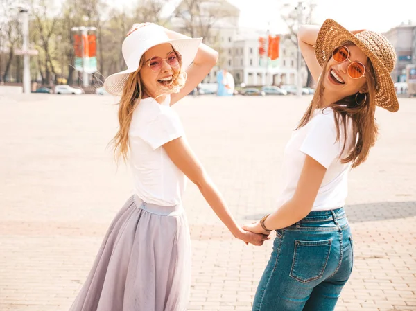 Costas Duas Jovens Lindas Meninas Hipster Sorridentes Loiras Moda Verão — Fotografia de Stock