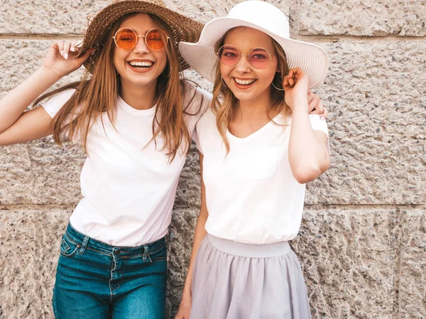 Portrait Deux Jeunes Belles Filles Hipster Blondes Souriantes Shirt Blanc — Photo