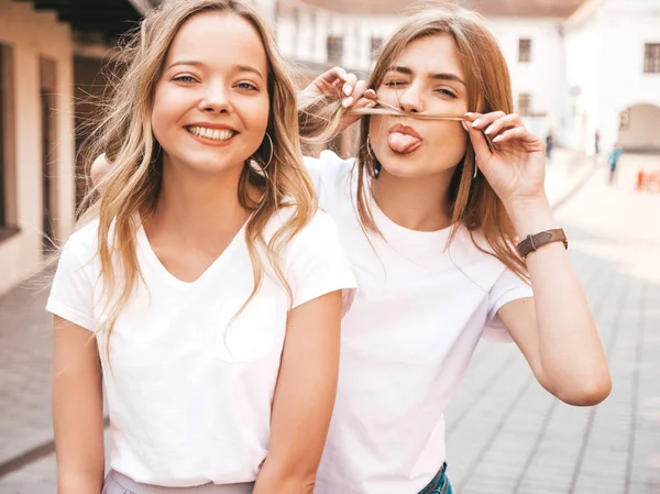 Portrét Dvou Mladých Nádherných Blonďatými Dívčích Dívek Módním Letním Bílém — Stock fotografie