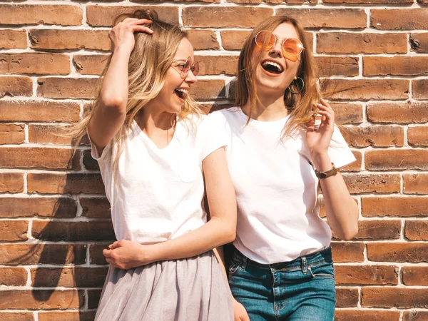 Deux Jeunes Belles Filles Blondes Souriantes Hipster Shirt Blanc Été — Photo