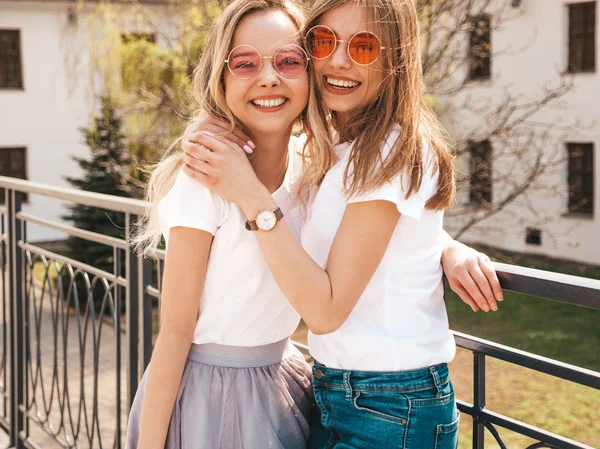 Portret Dwóch Młodych Pięknych Blond Uśmiechniętych Dziewcząt Hipster Modnej Letniej — Zdjęcie stockowe