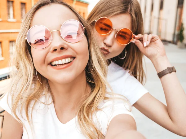 Duas Jovens Mulheres Louras Hipster Sorridentes Roupas Shirt Brancas Verão — Fotografia de Stock