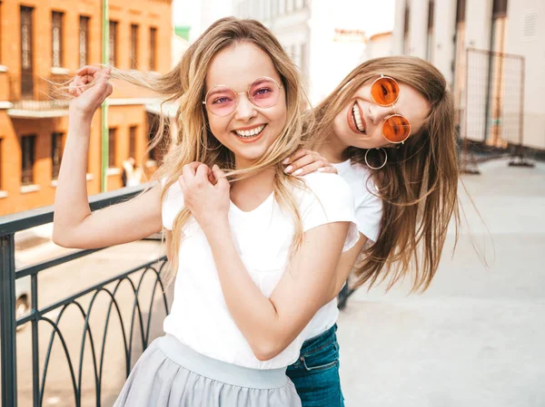 Portret Van Twee Jonge Mooie Blonde Glimlachende Hipster Meisjes Trendy — Stockfoto