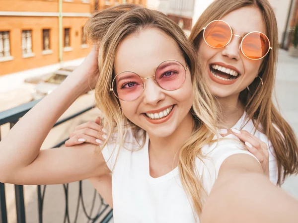 Duas Jovens Mulheres Louras Hipster Sorridentes Roupas Shirt Brancas Verão — Fotografia de Stock