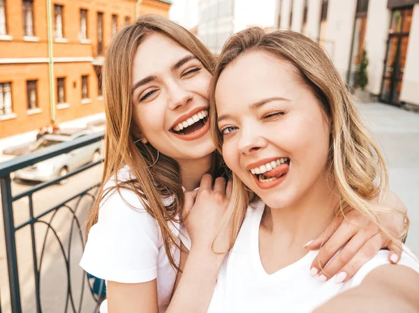 Duas Jovens Mulheres Louras Hipster Sorridentes Roupas Shirt Brancas Verão — Fotografia de Stock