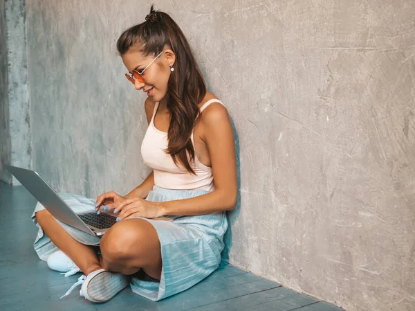 Retrato Una Joven Creativa Sonriente Con Gafas Sol Hermosa Chica — Foto de Stock