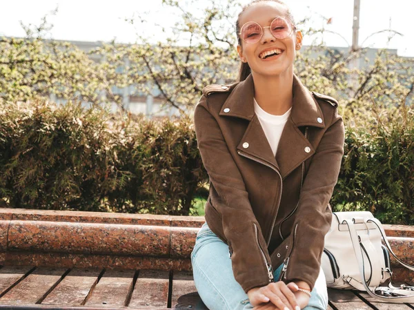 Porträtt Vacker Leende Brunett Modell Klädd Sommar Hipster Jacka Och — Stockfoto