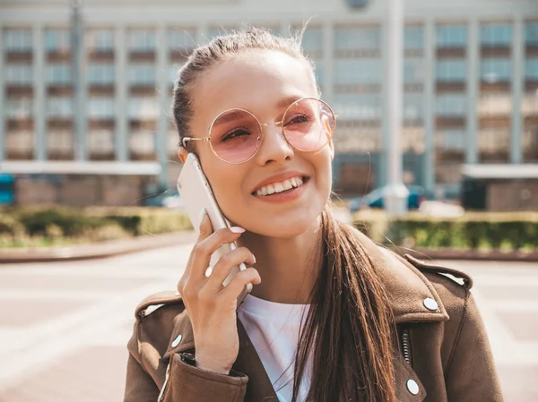 Retrato Una Joven Hermosa Mujer Sonriente Hablando Por Teléfono Chica — Foto de Stock