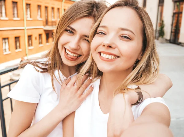 Dos Jóvenes Mujeres Rubias Hipster Sonrientes Ropa Camiseta Blanca Verano — Foto de Stock