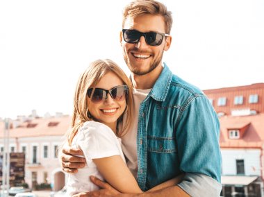 20s, sakal, en iyi, erkek, rahat, kutlamak, serin, çift, sevimli, tarih, elbise, avrupa, ifade, aile, moda, duygu, duygular, arkadaş, kız arkadaş, adam, yakışıklı, mutluluk, mutlu, uyum, hipster, sarılmak, koca, kot pantolon gömlek, yaşam tarzı, aşk, aşıklar, erkek, erkek, modern, natu