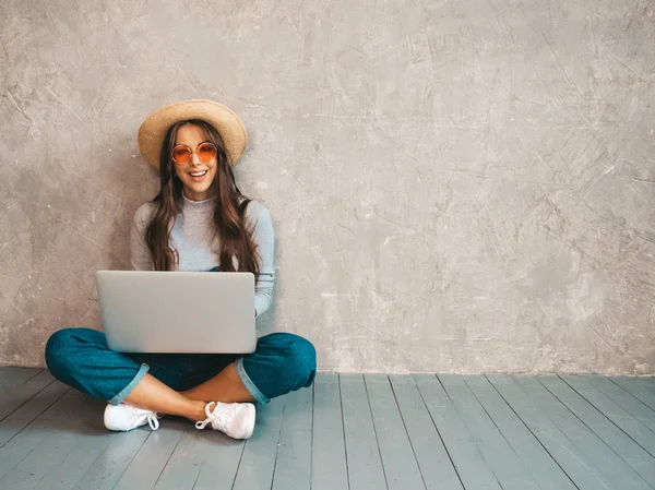 Retrato Una Joven Creativa Sonriente Con Gafas Sol Hermosa Chica — Foto de Stock