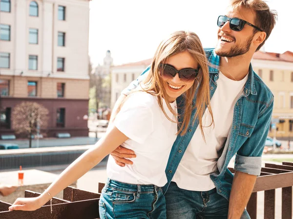 Portret Uśmiechniętej Pięknej Dziewczyny Jej Przystojnego Chłopaka Casual Letnie Ubrania — Zdjęcie stockowe