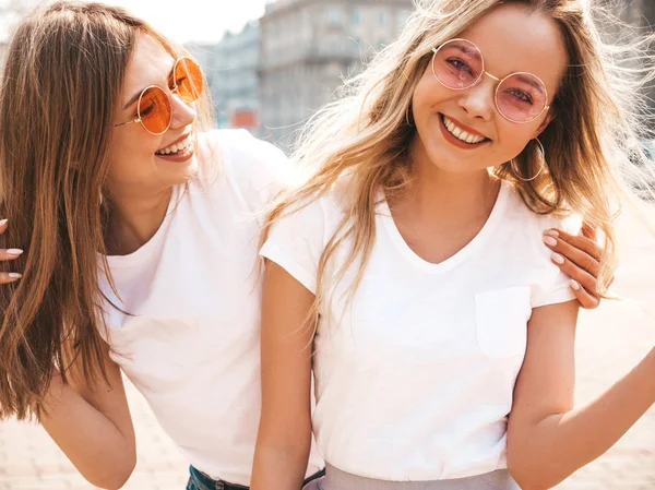 Portret Van Twee Jonge Mooie Blonde Glimlachende Hipster Meisjes Trendy — Stockfoto