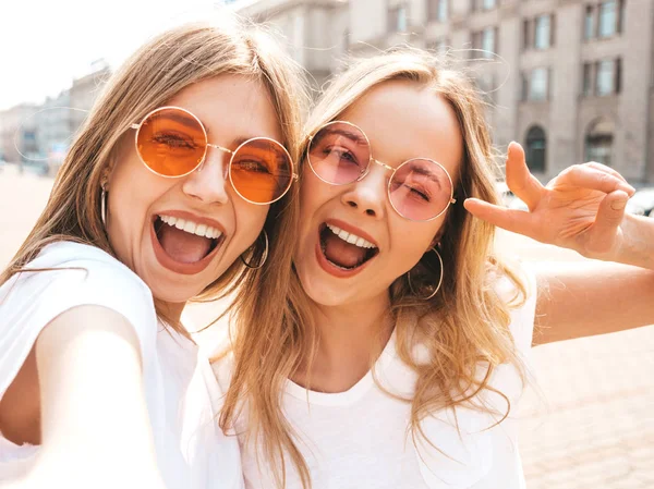 Två Unga Leende Hipster Blonda Kvinnor Sommar Vit Shirt Kläder — Stockfoto