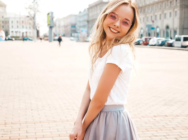 Porträtt Vackra Leende Blond Modell Klädd Sommar Hipster Kläder Trendig — Stockfoto