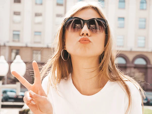 Hermosa Modelo Rubia Sonriente Vestida Con Ropa Hipster Verano Chica — Foto de Stock