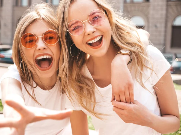 Duas Jovens Lindas Meninas Hipster Sorridentes Loiras Roupas Camiseta Branca — Fotografia de Stock