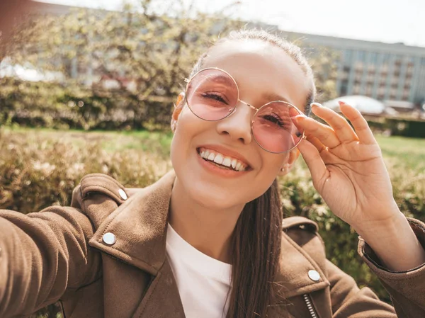 Porträtt Vackra Leende Brunett Flicka Sommar Hipster Jacka Och Jeans — Stockfoto