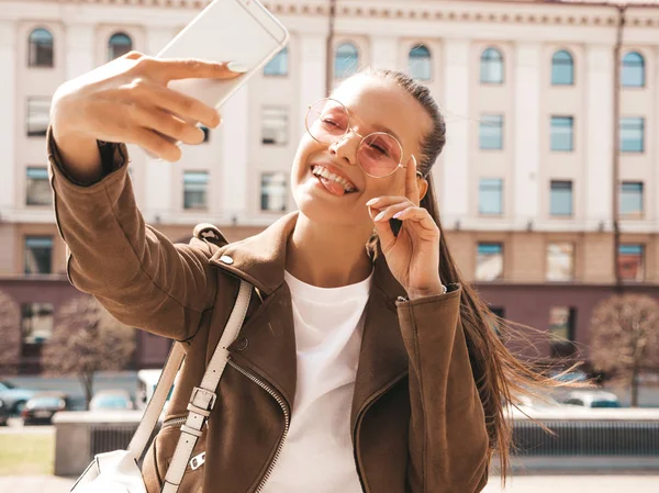 Porträt Der Schönen Lächelnden Brünetten Sommerlicher Hipster Jacke Modell Das — Stockfoto