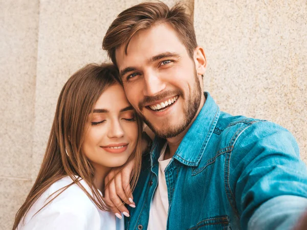 Sorrindo Menina Bonita Seu Namorado Bonito Roupas Casuais Verão Família — Fotografia de Stock