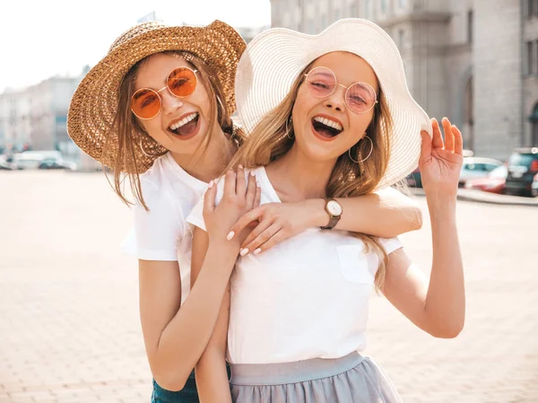 Retrato Dos Jóvenes Hermosas Rubias Sonrientes Chicas Hipster Ropa Camisetas —  Fotos de Stock