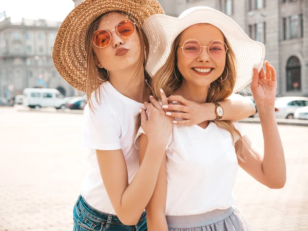 Portret Van Twee Jonge Mooie Blonde Glimlachende Hipster Meisjes Trendy — Stockfoto