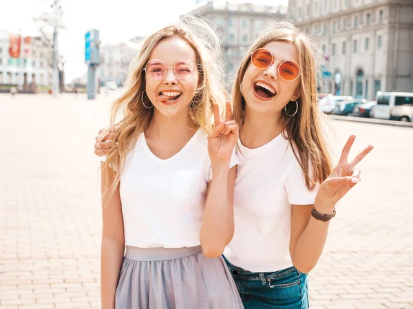 Portrait Two Young Beautiful Blond Smiling Hipster Girls Trendy Summer — Stock Photo, Image