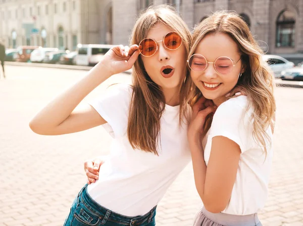 Porträtt Två Unga Vackra Blonda Leende Hipster Flickor Trendiga Sommar — Stockfoto