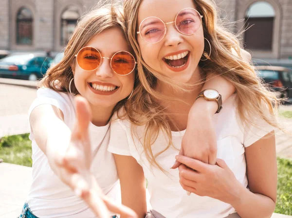 Retrato Duas Jovens Lindas Meninas Hipster Sorridentes Loiras Roupas Camiseta — Fotografia de Stock