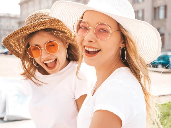 Ritratto Due Giovani Belle Bionde Sorridenti Ragazze Hipster Abiti Alla — Foto Stock