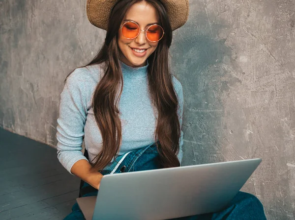 Retrato Una Joven Creativa Sonriente Con Gafas Sol Hermosa Chica — Foto de Stock