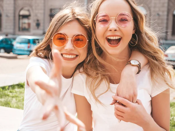 Retrato Duas Jovens Lindas Meninas Hipster Sorridentes Loiras Roupas Camiseta — Fotografia de Stock