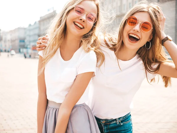 Retrato Dos Jóvenes Hermosas Rubias Sonrientes Chicas Hipster Ropa Camisetas — Foto de Stock