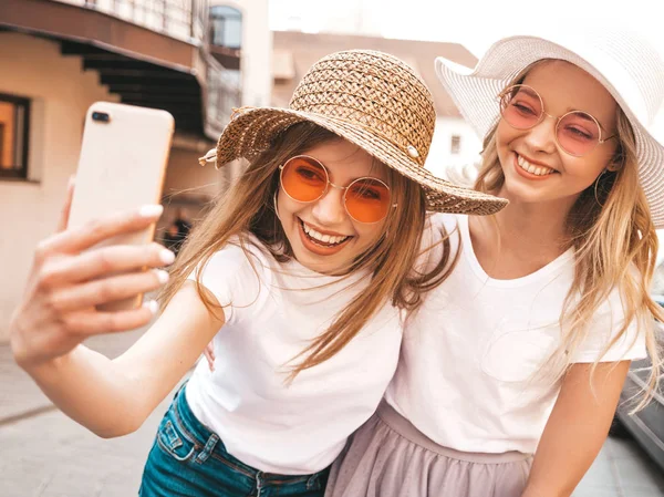 Zwei Junge Lächelnde Hipsterblonde Frauen Sommerweißer Shirt Kleidung Mädchen Machen — Stockfoto