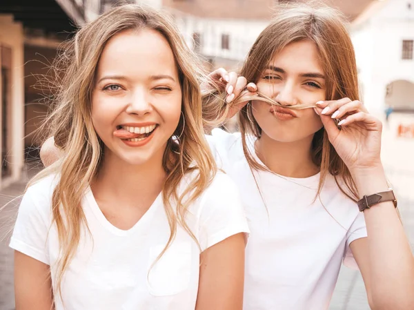 Portret Dwóch Młodych Pięknych Blond Uśmiechniętych Dziewcząt Hipster Modnej Letniej — Zdjęcie stockowe