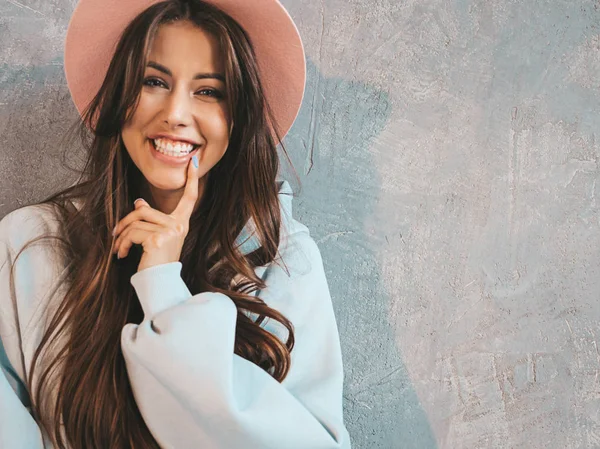 Retrato Cerca Una Joven Hermosa Mujer Sonriente Mirando Cámara Chica — Foto de Stock