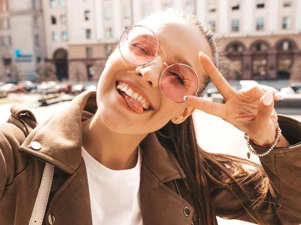 Schöne Lächelnde Brünette Sommerlicher Hipster Jacke Model Beim Selfie Auf — Stockfoto