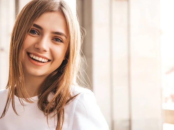 Retrato Una Hermosa Modelo Rubia Sonriente Vestida Con Ropa Hipster — Foto de Stock