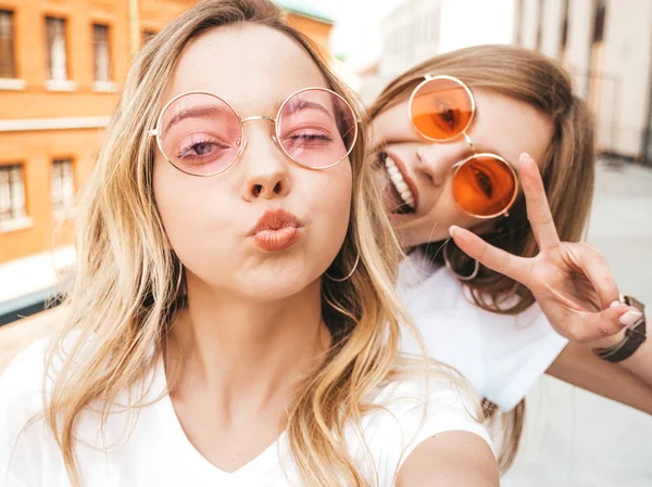 Duas Jovens Mulheres Louras Hipster Sorridentes Roupas Verão Meninas Tirando — Fotografia de Stock