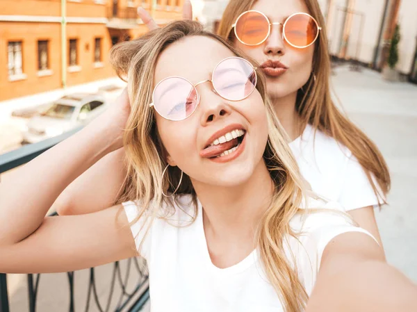 Two Young Smiling Hipster Blond Women Summer White Shirt Clothes — Stock Photo, Image