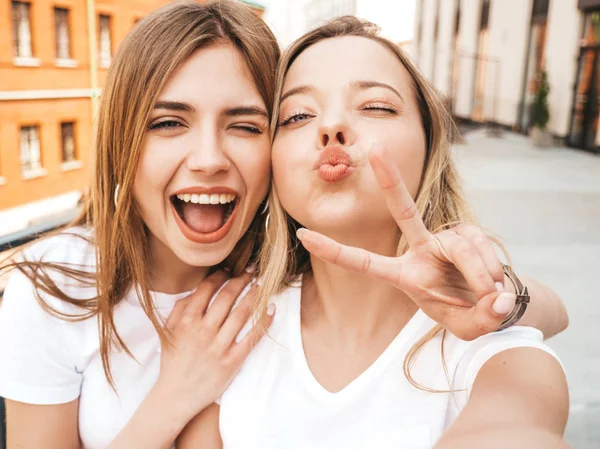 Zwei Junge Lächelnde Hipsterblonde Frauen Sommerkleidung Mädchen Machen Selfie Selbstporträt — Stockfoto