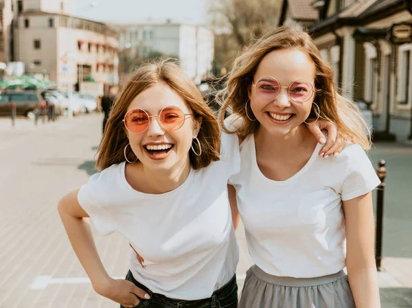 Retrato Duas Jovens Lindas Meninas Hipster Sorridentes Loiras Roupas Camiseta — Fotografia de Stock