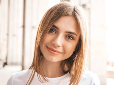 Yaz hipster giysileri giymiş güzel sarışın model portresi. Sokak arka planda poz veren modaya uygun bir kız. Komik ve pozitif kadın eğleniyor