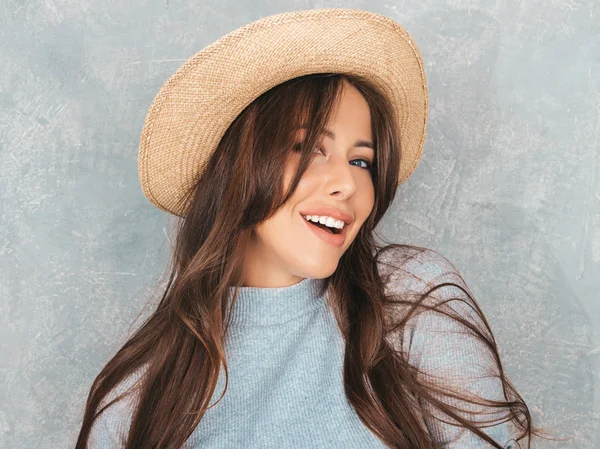 Retrato Una Joven Hermosa Mujer Sonriente Mirando Cámara Chica Moda —  Fotos de Stock