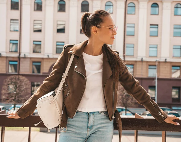 Porträtt Vacker Brunett Modell Klädd Sommar Hipster Jacka Kläder Trendig — Stockfoto