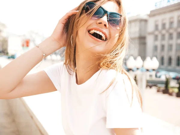 Portrét Krásného Usmívajícího Světlého Modelu Oblečeného Letních Hipsterových Šatech Módní — Stock fotografie
