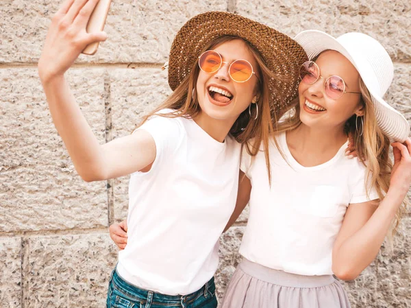 Dwie Młode Uśmiechnięte Blondynki Białych Koszulkach Dziewczyny Robiące Selfie Autoportret — Zdjęcie stockowe