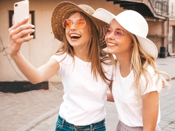 Duas Jovens Mulheres Louras Hipster Sorridentes Roupas Shirt Brancas Verão — Fotografia de Stock