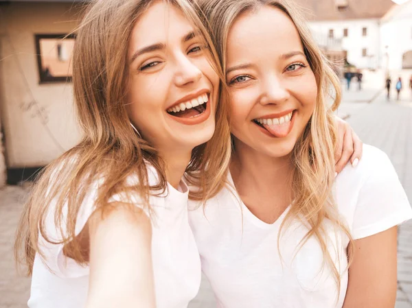 Duas Jovens Mulheres Louras Hipster Sorridentes Roupas Shirt Brancas Verão — Fotografia de Stock