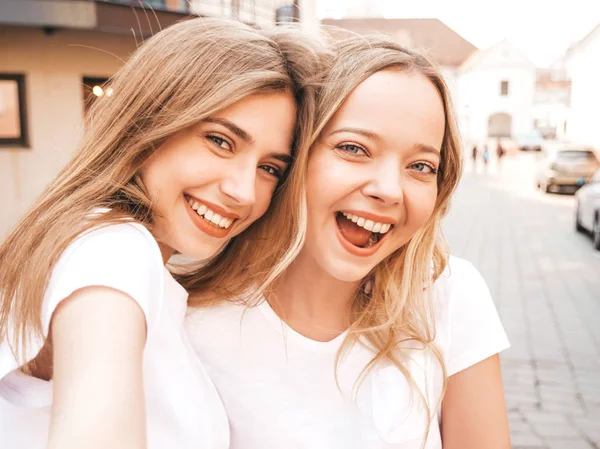 Two Young Smiling Hipster Blond Women Summer White Shirt Clothes — Stock Photo, Image